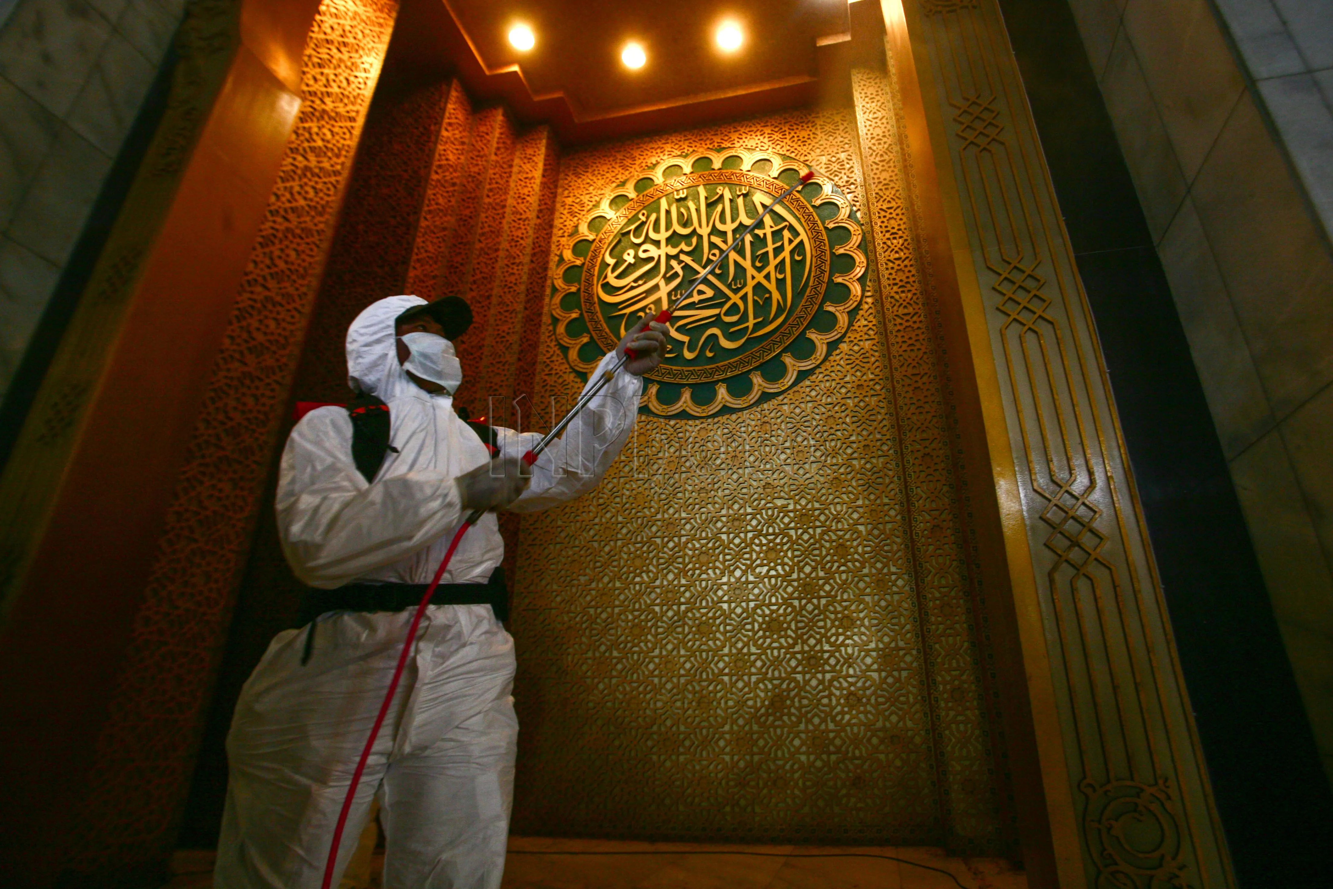 Cegah Covid-19 Masjid Al-Akbar disemprot Disinfektan