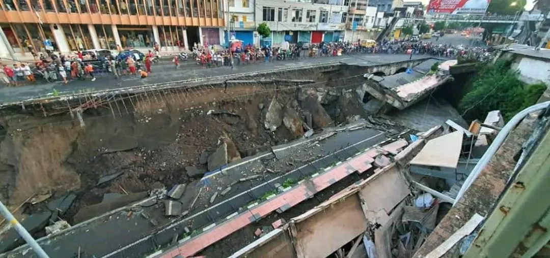 Sembilan Ruko Amblas Setelah Pondasi Terkikis Aliran Sungai