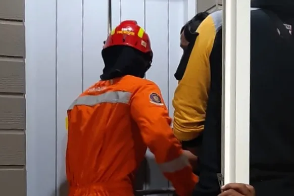 Hendak Bersih-Bersih, Gadis Ini Malah Terjebak Dalam Lift