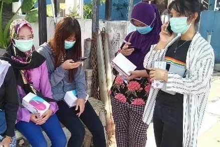 Warga Surabaya Rela Antri Demi Sekotak Masker