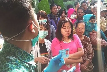 Warga Resah, Risma Tak Bagikan Masker Yang di Timbun Untuk Warganya