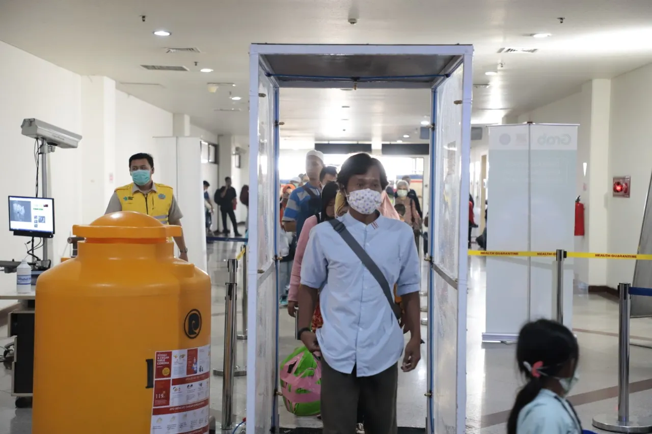Cegah Corona, Dua Bilik Sterilisasi Dipasang di Bandara Juanda
