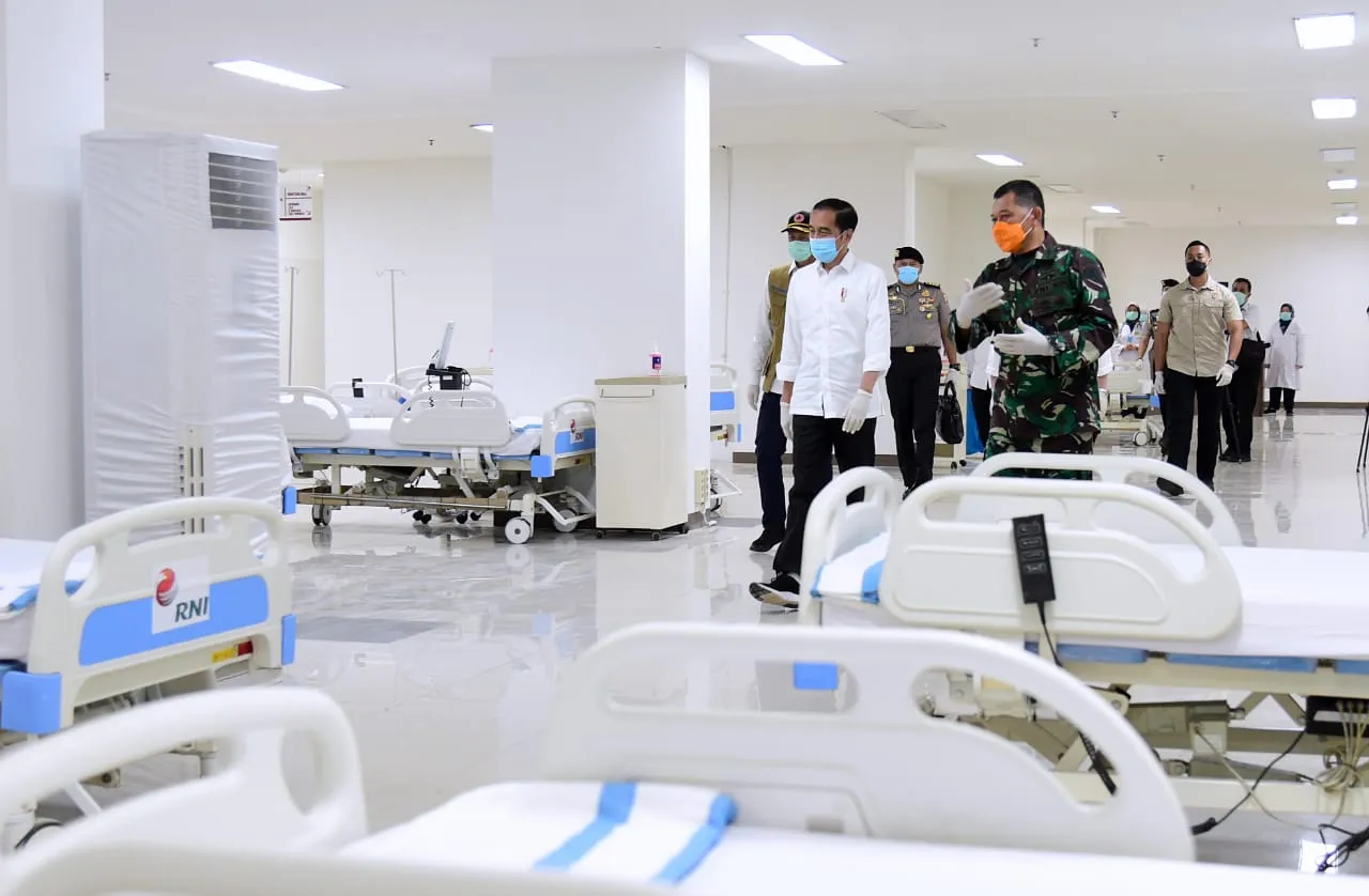 Presiden Jokowi Tinjau RS Darurat di Wisma Atlet