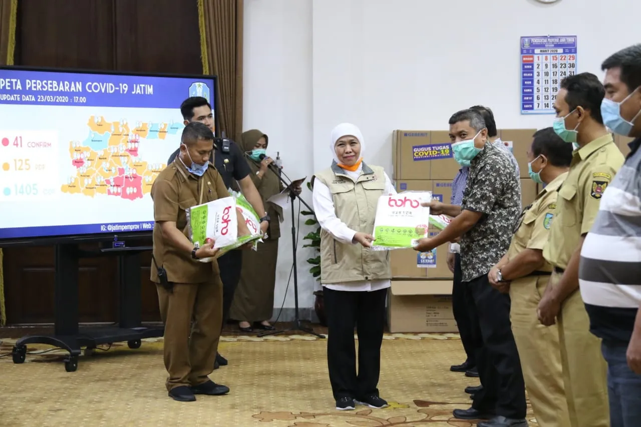 Gubernur Khofifah dan Forkopimda Jatim  Bagikan 7.100 APD di 64 RS Rujukan 