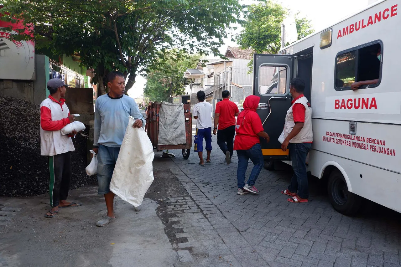 Baguna PDIP Jatim Bagi Paket dan Masker