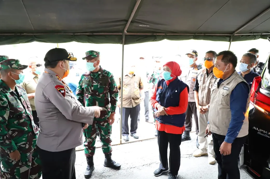 Kendaraan Keluar Masuk Madura Disemprot Desinfektan