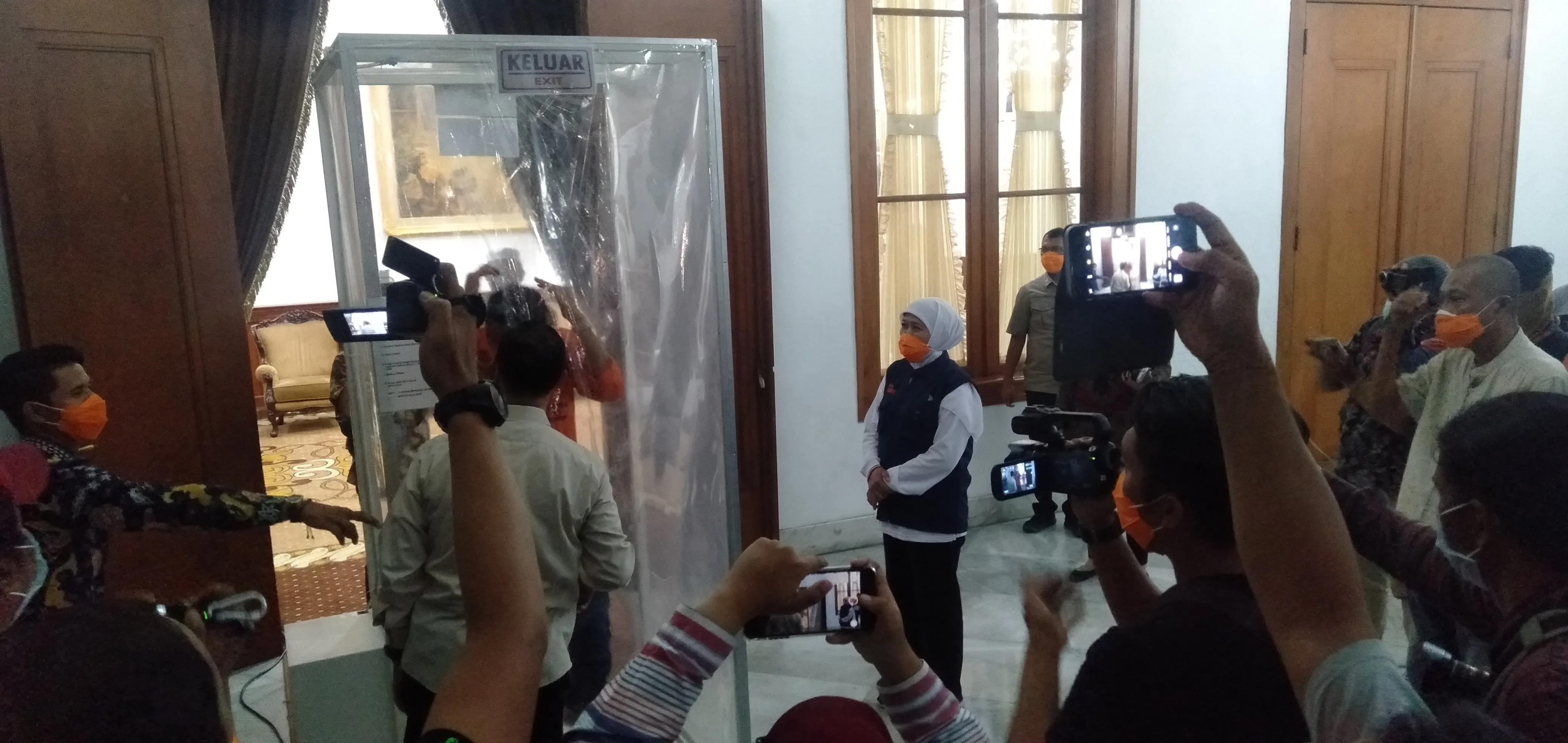 Room Screening dan Drive Through Desinfektan Dipasang di Grahadi 