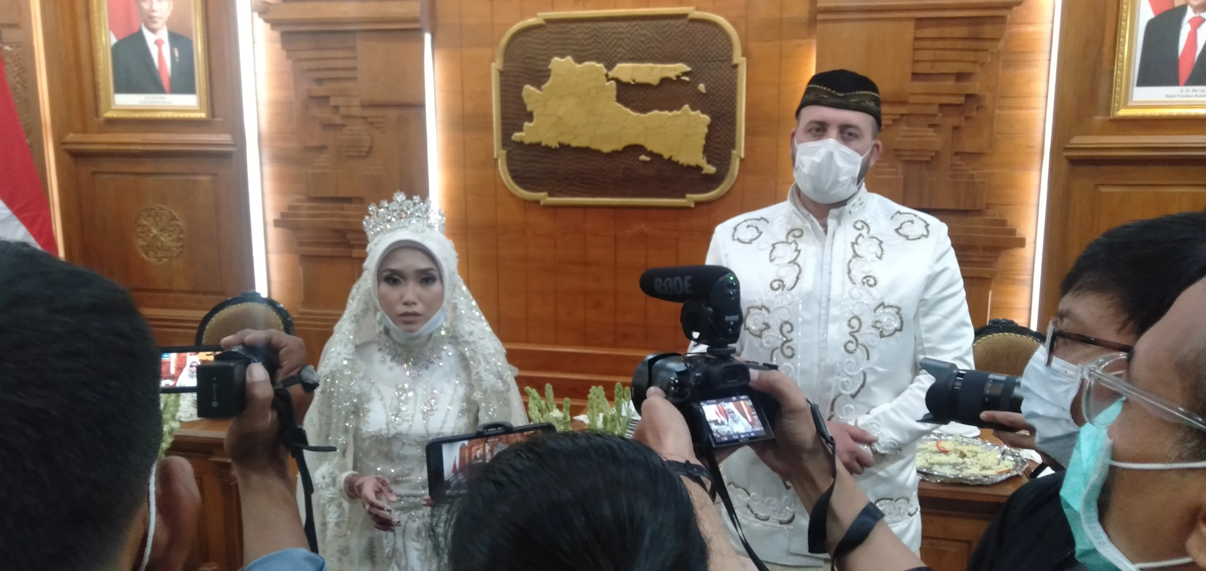Batal Gelar Resepsi, Dua Pengantin Syukuran di Gedung Negara Grahadi 