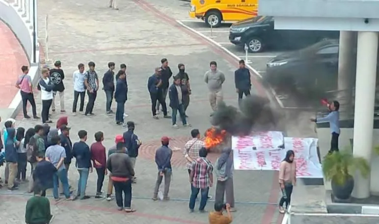 Aksi Mahasiswa Bakar Jas Almamater, Unesa Turunkan Tim Komisi Disiplin
