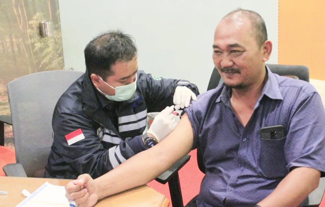 Cegah Covid-19 Pelindo III Suntik Pegawai Dengan Vaksin Flu 