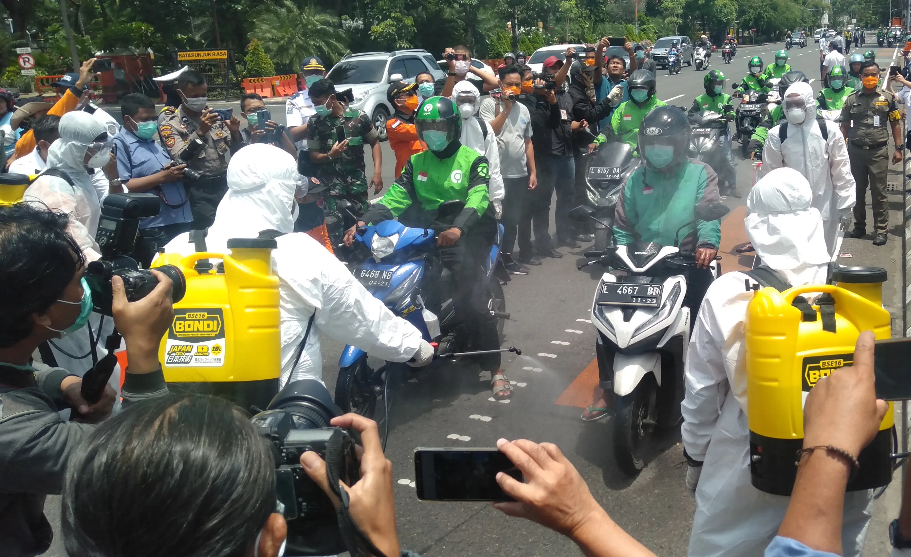 Cegah Sebaran Corona, Pemprov Jatim Semprot Disinfektan 