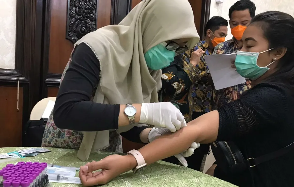 Wartawan yang Bertugas di Grahadi Jalani Rapid Test dan Vaksin Influenza