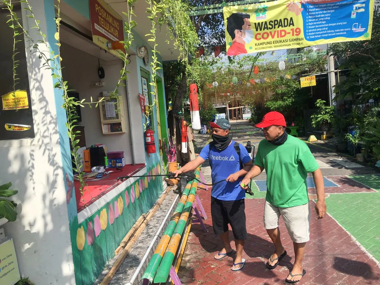 Tak Ada Bantuan,RT 23 Sekardangan Sidoarjo Semprot Desinfektan Sendiri