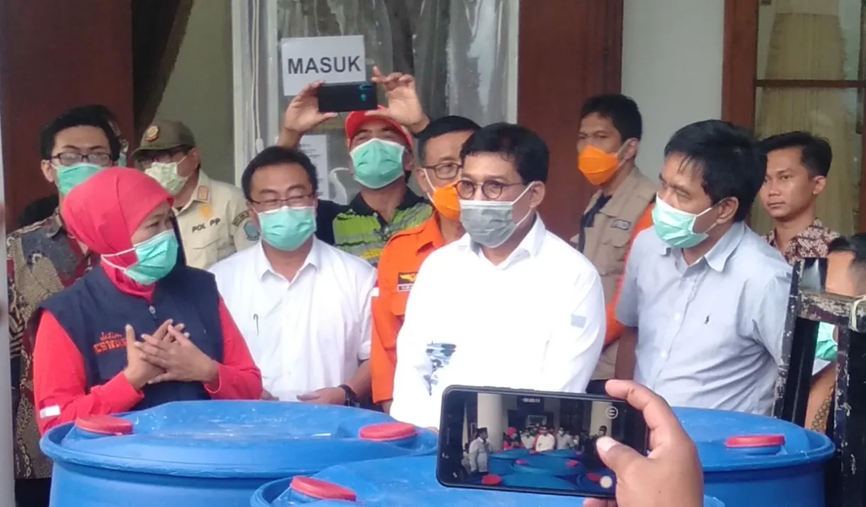 Mahfud Arifin Sumbang Desinfektan ke Posko Penanganan Corona Jatim