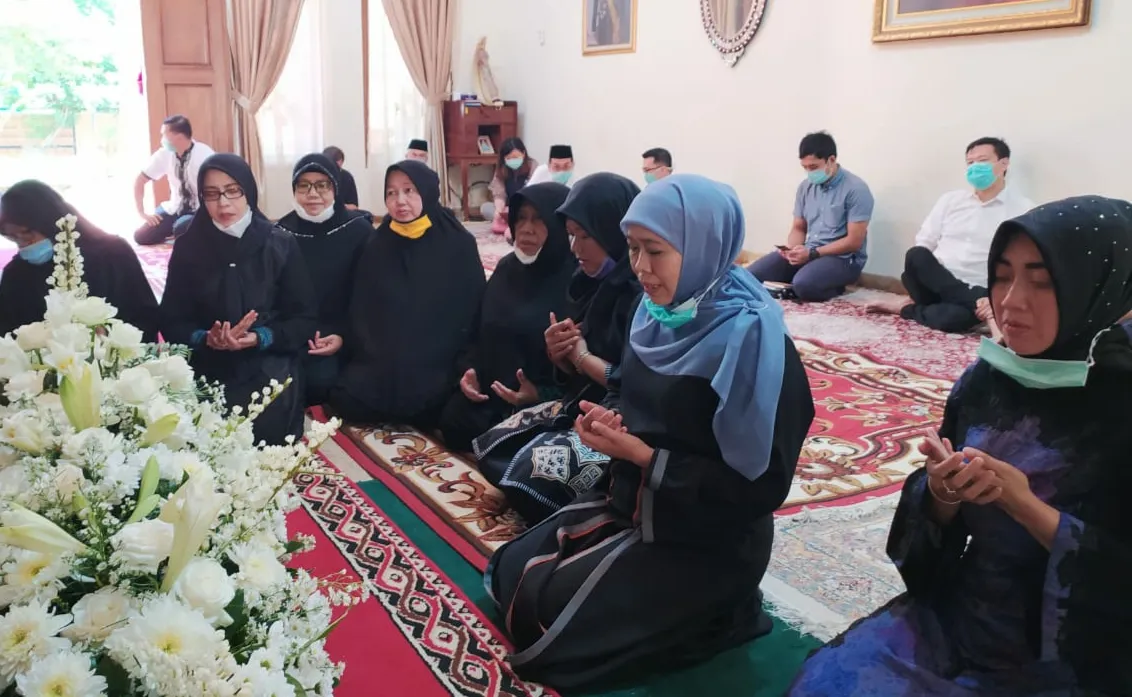 Takziah ke Rumah Ibunda Presiden Jokowi. Khofifah : Beliau Sosok Low Profil