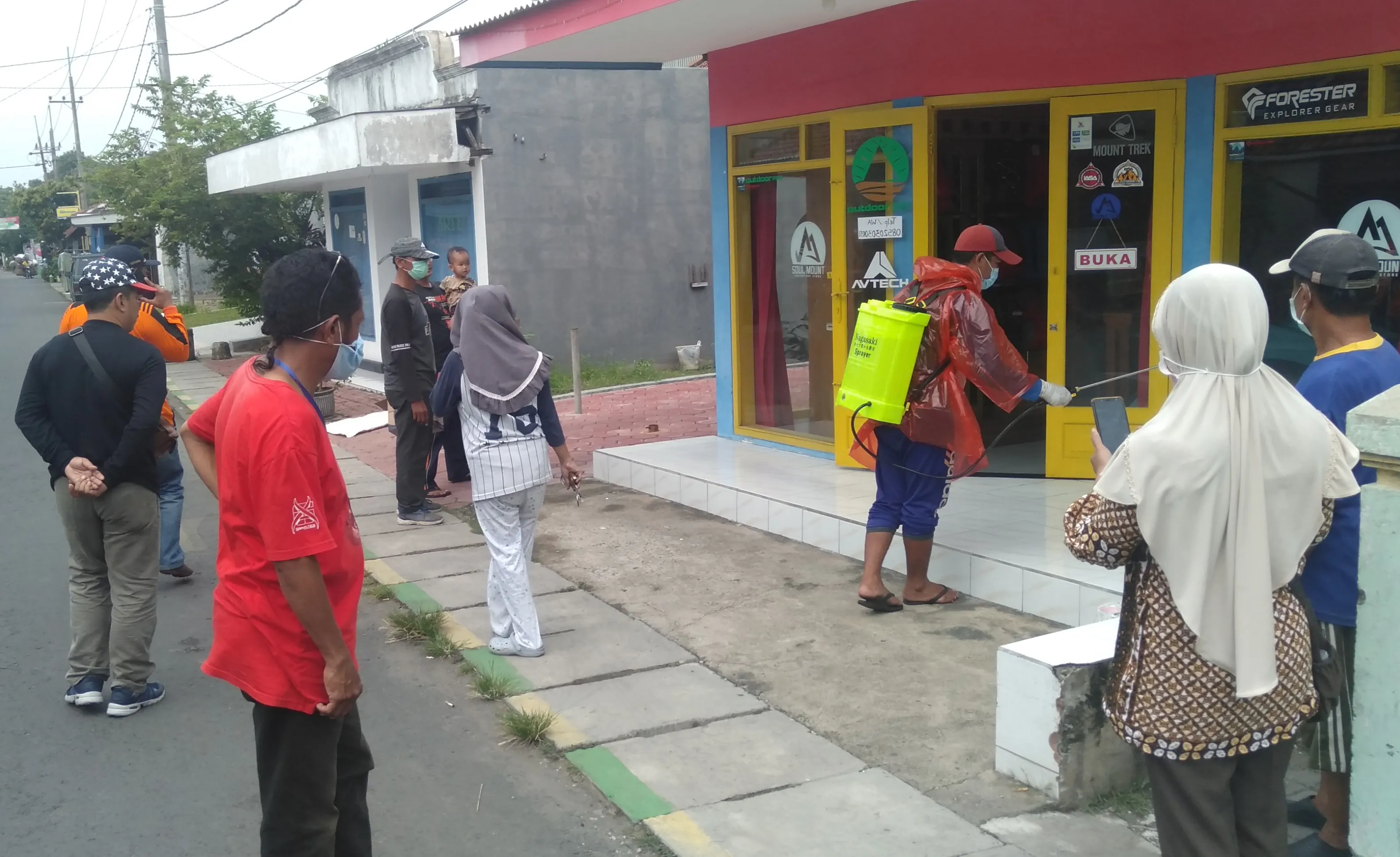 Camat Tanggulangin Ikut Awasi Penyemprotan Disinfektan di Desa Kedensari