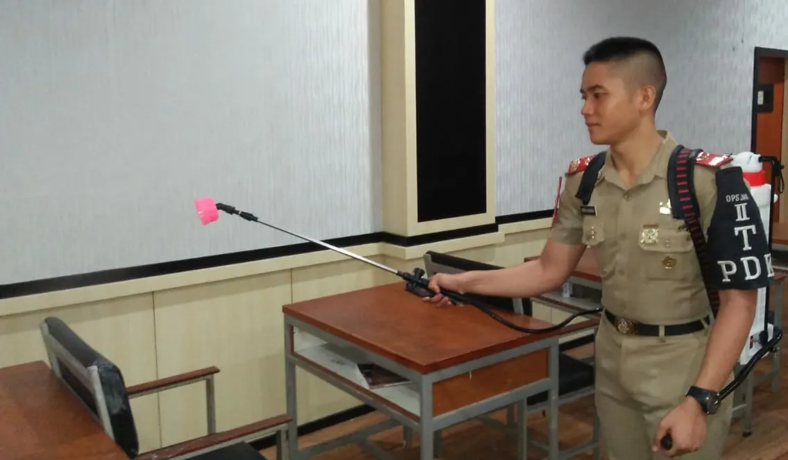 Antisipasi Corona, Taruna AAL Semprot Disinfektan di Ruang Kelas
