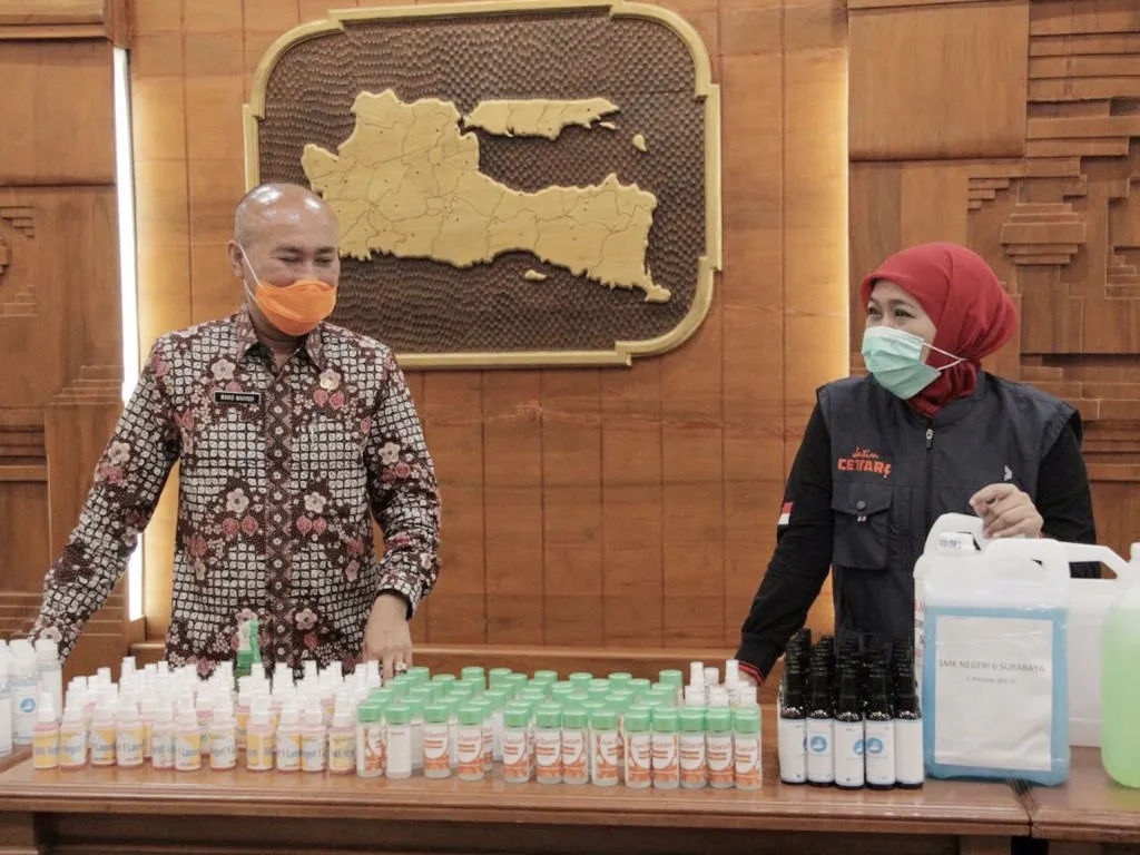 Pemprov Jatim Kerahkan SMA dan SMK Produksi Hand Sanitizer Massal
