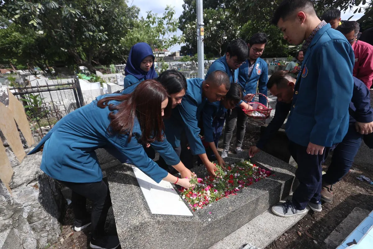 Civitas Akademika Ubaya Ziarah Ke Makam Para Pendaluhu