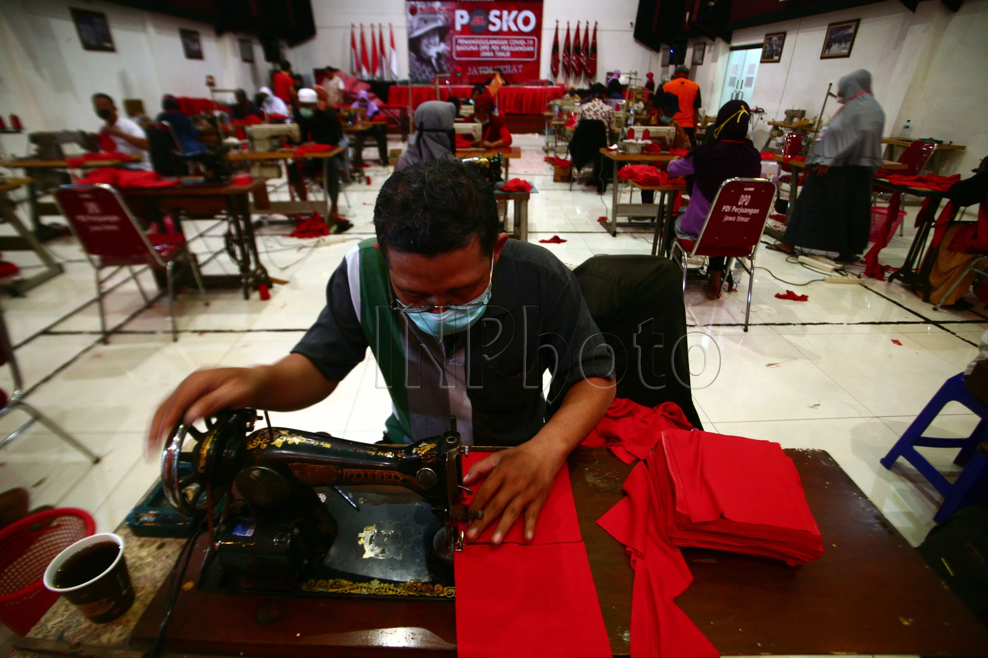 DPD PDIP Jawa Timur Produksi 1 Juta Masker Gratis