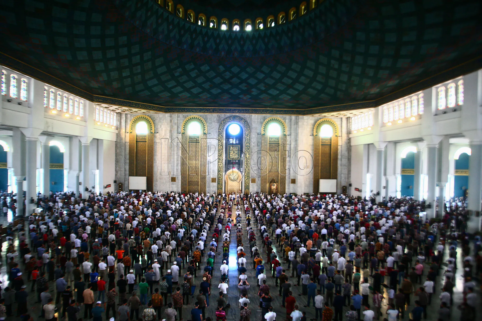 Masjid Al-Akbar Batasi Jarak 1 Meter Antar Jamaah Sholat Jumat