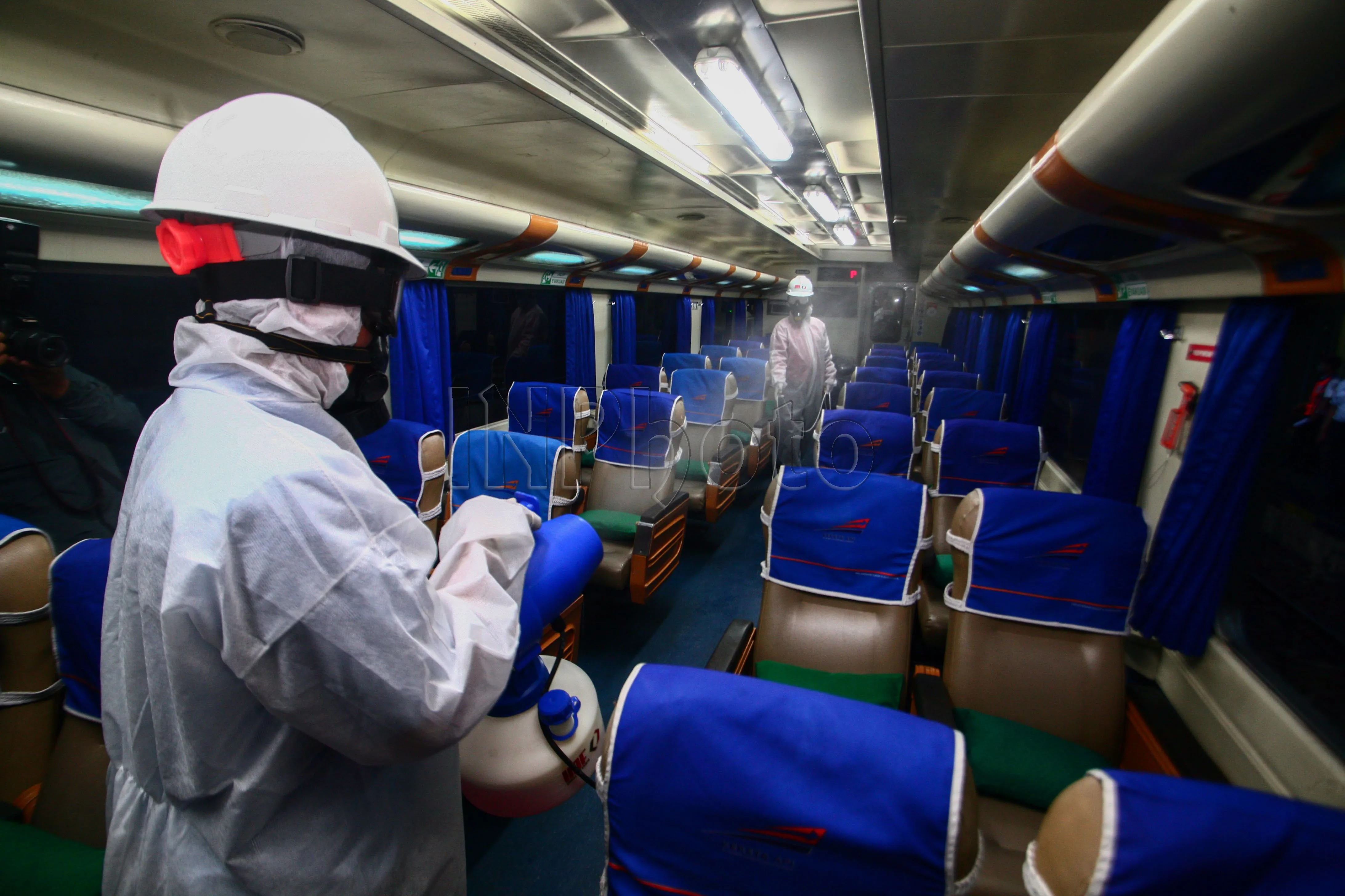Stasiun Pasar Turi Semprot Disinfektan Cegah Penyebaran Covid-19