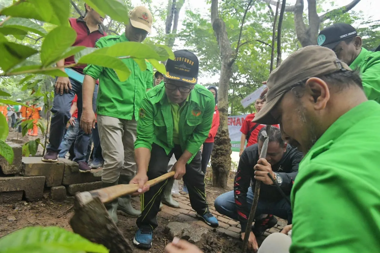 Bersama Warga, Ridwan Kamil Tanam Pohon di Bantaran Kalimalang Bekasi