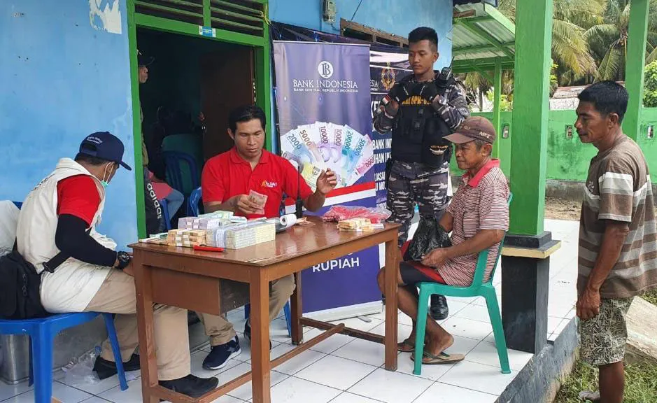 Prajurit KRI Sampari-628 Kawal Kas Keliling BI di Pulau Moyo
