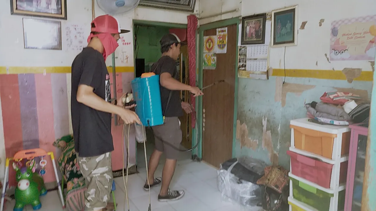 Warga Semprot Disinfektan Sendiri Kampungnya, Kenapa ?