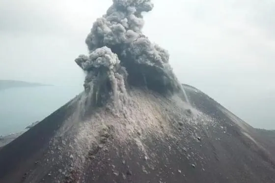 Gunung Anak Krakatau Meletus