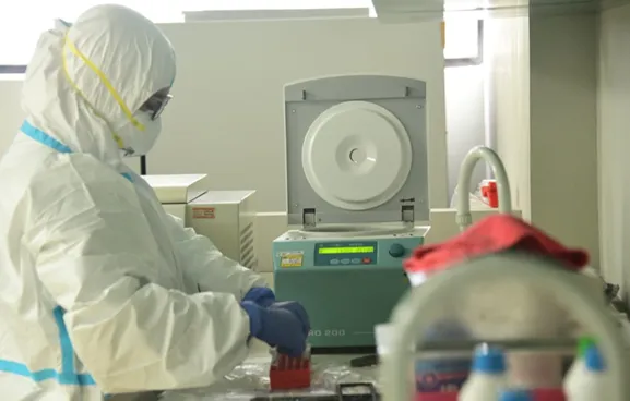 Pandemi COVID-19 dari Balik Kaca Laboratorium   
