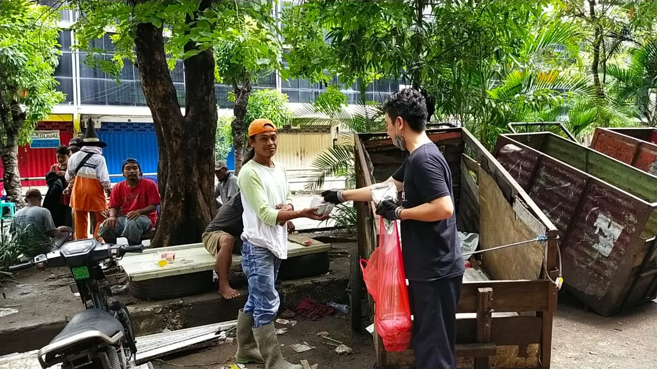 Nasi Bungkus untuk Ojol, Tukang Becak dan Tukang Sampah