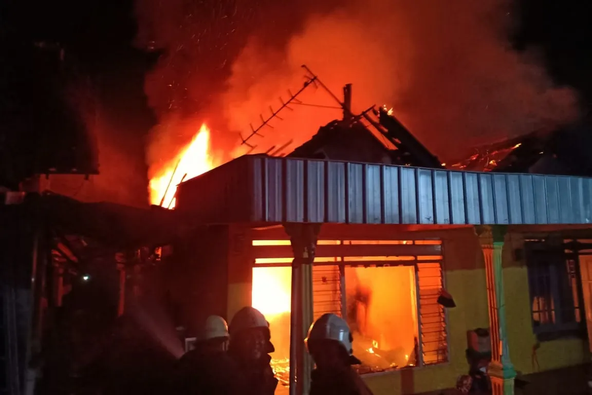 Api Lalap Habis Bangunan Permanen di Banyurip Kidul Surabaya 