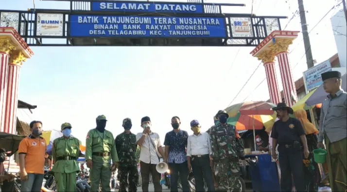Pedagang Telaga Biru Bangkalan Dapat Masker Gratis, Wajib Dipakai