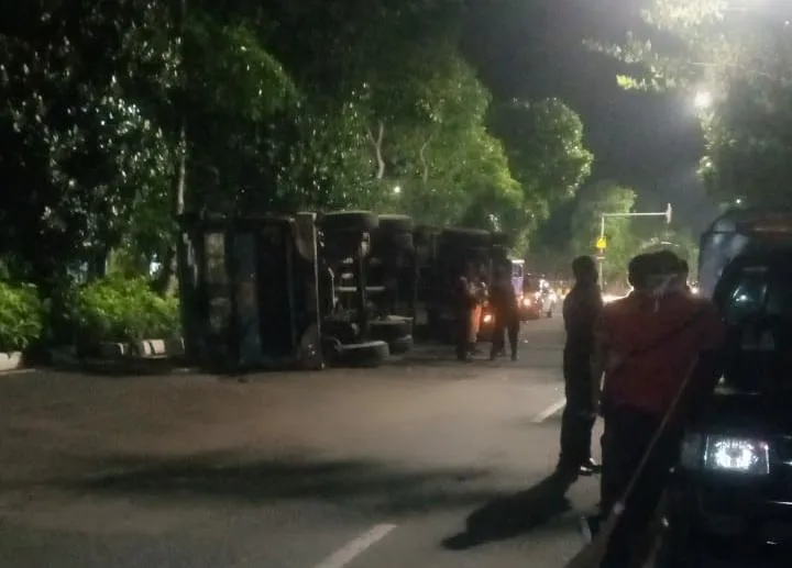 Truk Tronton Terguling di Jalan Kenjeran Surabaya. 