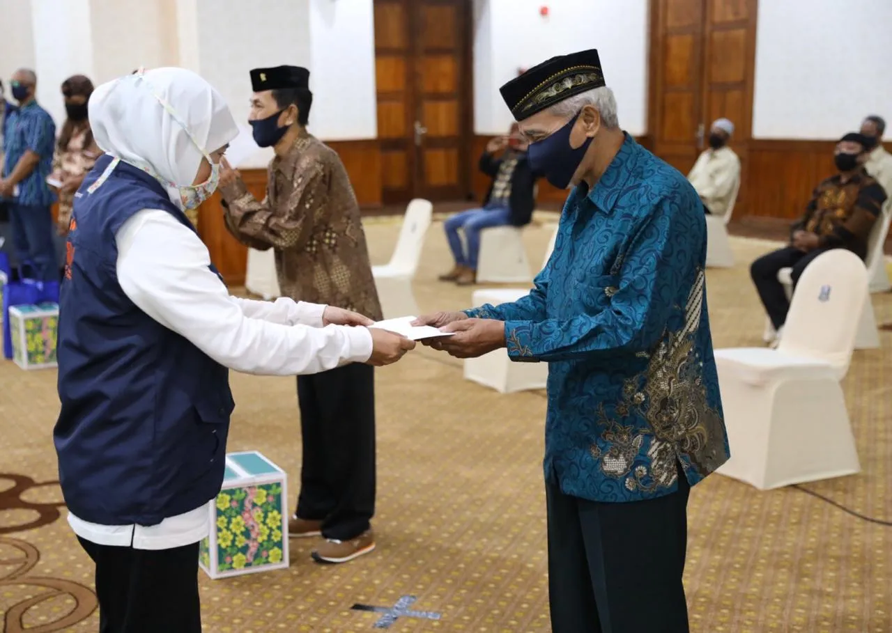 Dampak Covid-19, Pemprov Jatim Salurkan Tali Asih ke 990 Seniman dan Juru P