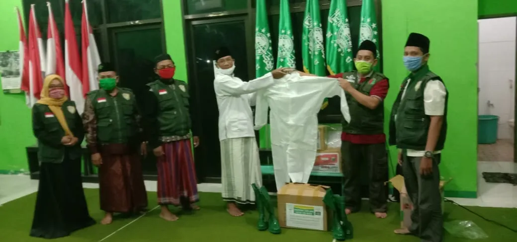 Lawan Corona, PWNU Jatim Suplai APD dan Sembako ke Warga Terdampak