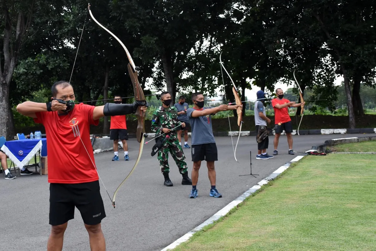 Ngabuburit, Perwira Brigif 2 Marinir Latihan Memanah