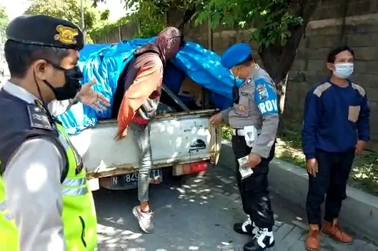 Hari Kedua PSBB, Diamankan Mobil Sembunyikan 8 Orang Didalam Terpal