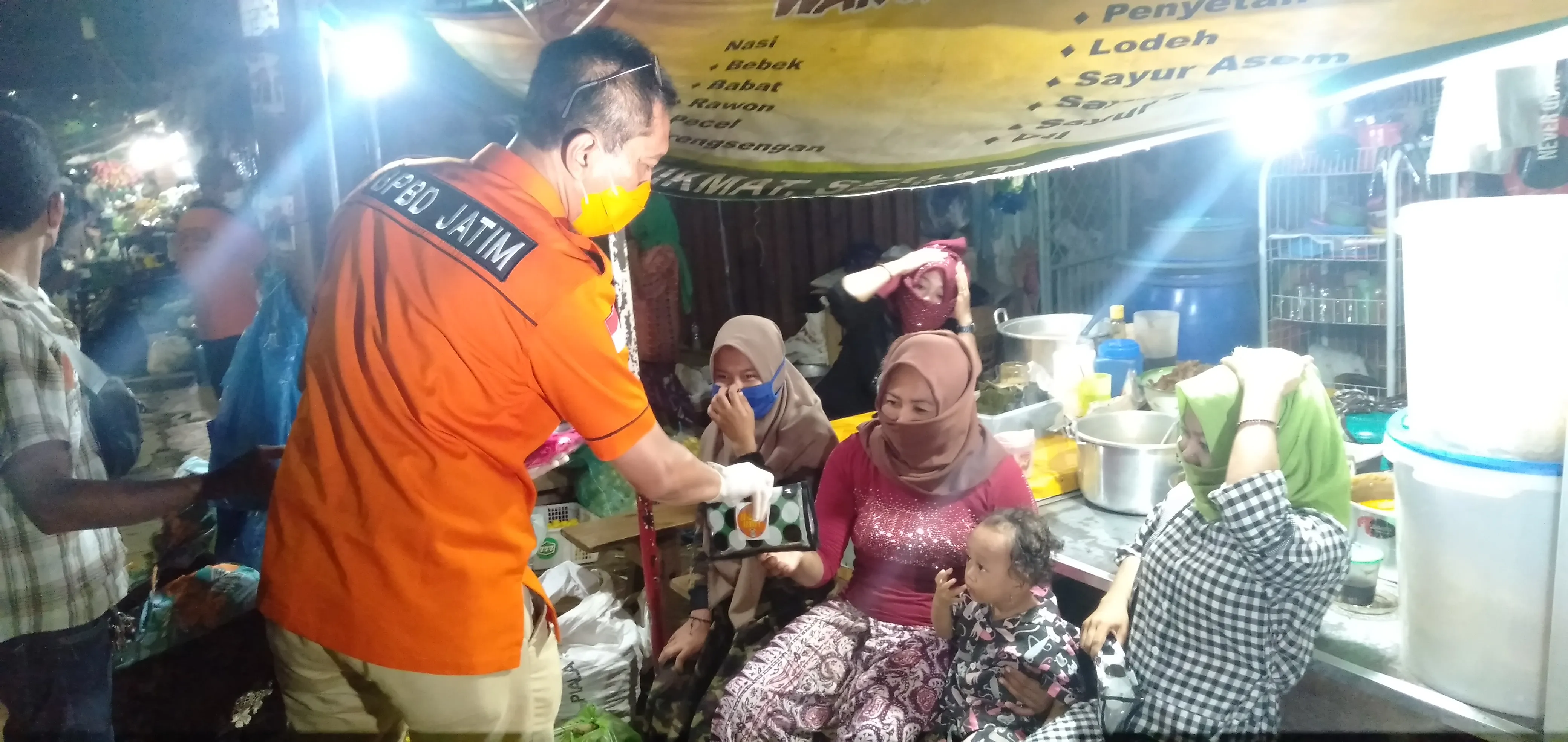 Cegah Covid-19, Disperindag Jatim Bagi Masker di Pasar Keputran 