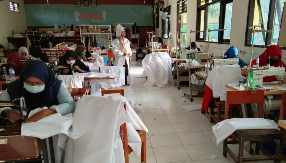 Gubernur Khofifah Apresiasi Sensitifitas SMK Lamongan Produksi Baju Hazmat