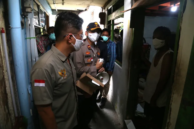 Darurat Wabah Corona, Kapolsek Genteng Sisir Perkampungan Padat Penduduk