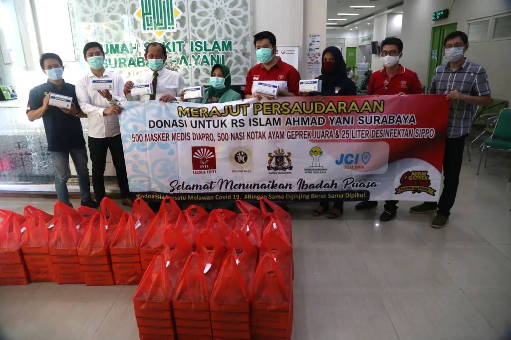 Pemuda dari Berbagai Elemen ini Perkuat Senjata Tenaga Medis RSI Surabaya