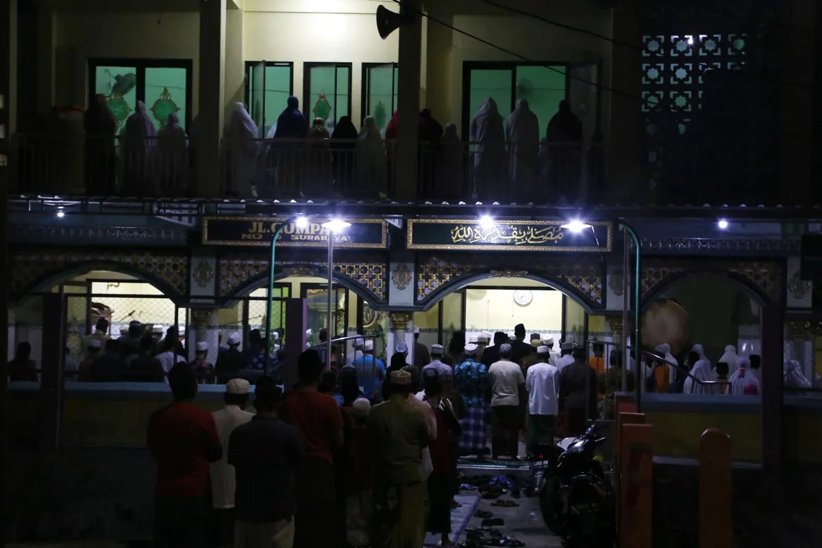 Warga Tetap Laksanakan Salat Tarawih, Tak Takut Corona ?