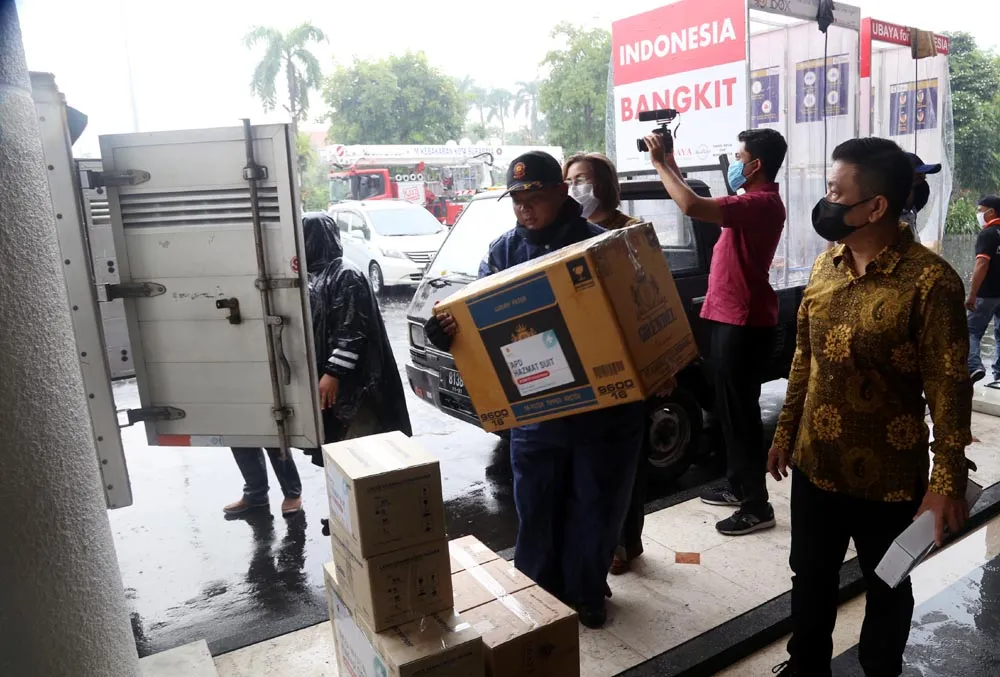 Lawan Corona, Ubaya Sumbang APD dan Bilik Aseptik ke Pemkot Surabaya