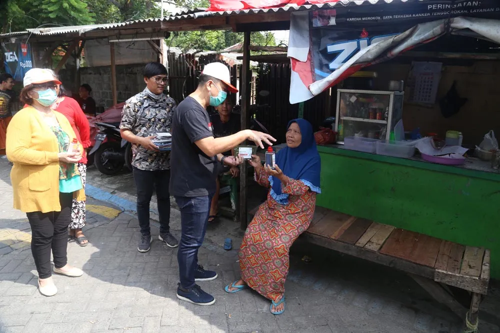 Ubaya Bagikan Masker dan Hand Sanitizer ke Warga Sekitar Kampus 