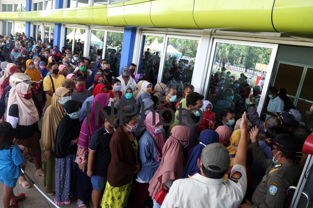 Duh! Warga Berdesakan di Tengah Pandemi Corona