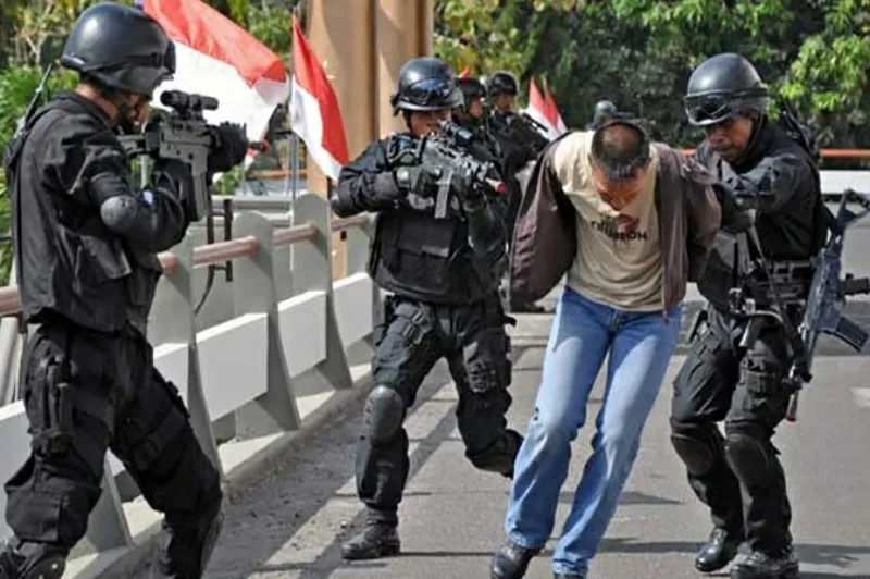 Densus Geledah Rumah di Surabaya