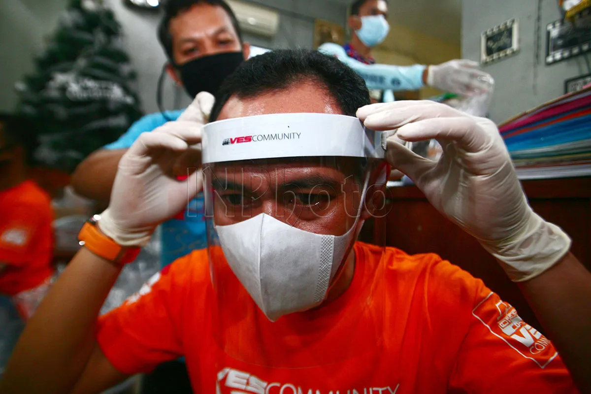 VES Bojogres Sumbang 1000 Face Shields untuk Tenaga Medis Puskesmas