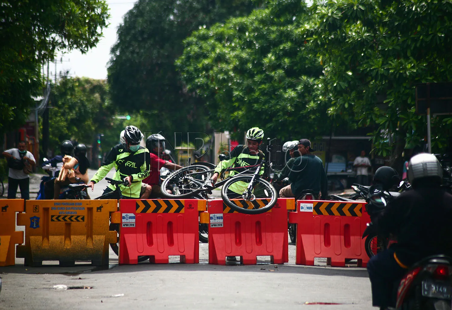 Akses Surabaya-Sidoarjo Via Rungkut Menanggal Ditutup Warga